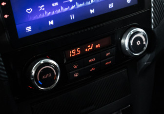 Подержанный автомобиль Mitsubishi Pajero 2015 года (18 фото)