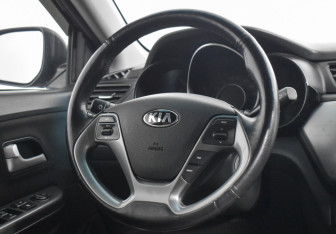 Подержанный автомобиль Kia Rio Sedan 2016 года (14 фото)