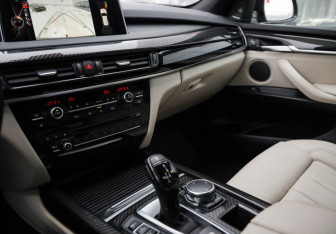 Подержанный автомобиль BMW X5 2016 года (23 фото)