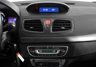 Подержанный автомобиль Renault Fluence 2014 года (16 фото)