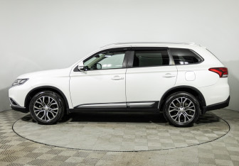 Подержанный автомобиль Mitsubishi Outlander 2018 года (8 фото)