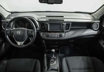 Подержанный автомобиль Toyota RAV4 2019 года (10 фото)