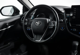 Подержанный автомобиль Toyota Camry Sedan 2021 года (15 фото)