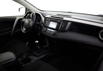 Подержанный автомобиль Toyota RAV4 2016 года (11 фото)