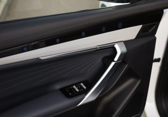 Подержанный автомобиль Geely Atlas 2023 года (21 фото)