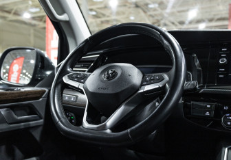 Подержанный автомобиль Volkswagen Multivan 2020 года (21 фото)