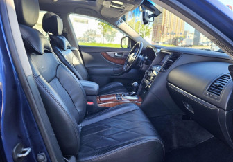 Подержанный автомобиль Infiniti QX70 2014 года (12 фото)