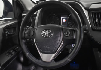 Подержанный автомобиль Toyota RAV4 2017 года (19 фото)