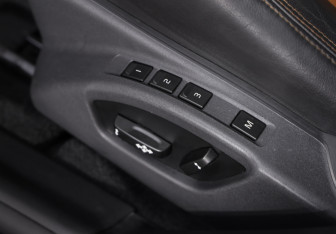 Подержанный автомобиль Volvo V60 Cross Country 2015 года (22 фото)