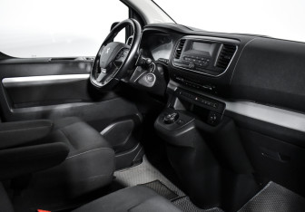 Подержанный автомобиль Peugeot Traveller 2020 года (14 фото)