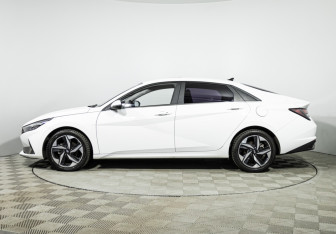 Подержанный автомобиль Hyundai Elantra Sedan 2022 года (8 фото)