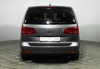 Подержанный автомобиль Volkswagen Touran 2010 года (6 фото)