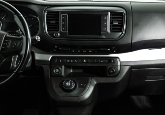 Подержанный автомобиль Peugeot Traveller 2019 года (14 фото)