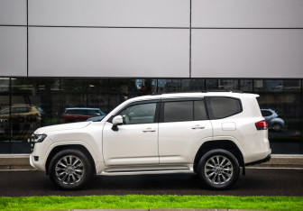 Подержанный автомобиль Toyota Land Cruiser Suv 2021 года (9 фото)