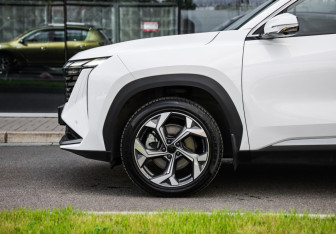 Подержанный автомобиль Geely Atlas 2024 года (10 фото)