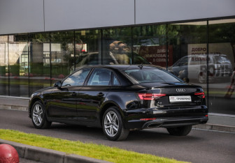Подержанный автомобиль Audi A4 Sedan 2018 года (8 фото)