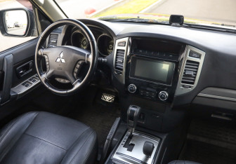 Подержанный автомобиль Mitsubishi Pajero 2018 года (10 фото)