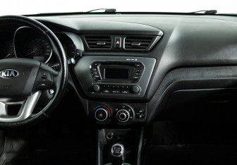 Подержанный автомобиль Kia Rio Hatchback 2014 года (14 фото)