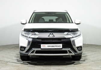 Подержанный автомобиль Mitsubishi Outlander 2019 года (2 фото)