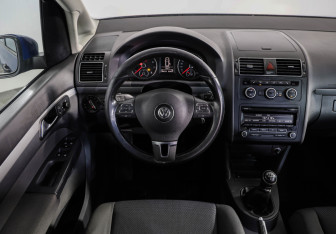 Подержанный автомобиль Volkswagen Touran 2012 года (11 фото)