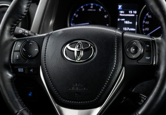 Подержанный автомобиль Toyota RAV4 2018 года (11 фото)