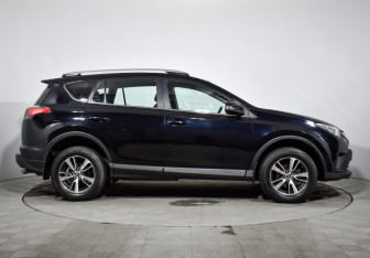 Подержанный автомобиль Toyota RAV4 2017 года (4 фото)