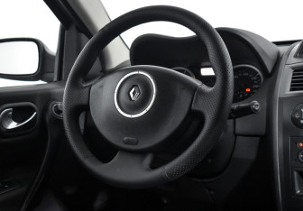Подержанный автомобиль Renault Megane Sedan 2007 года (15 фото)