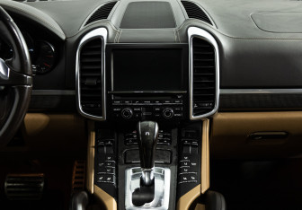 Подержанный автомобиль Porsche Cayenne 2011 года (14 фото)