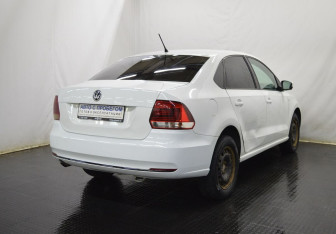 Подержанный автомобиль Volkswagen Polo Sedan 2015 года (5 фото)