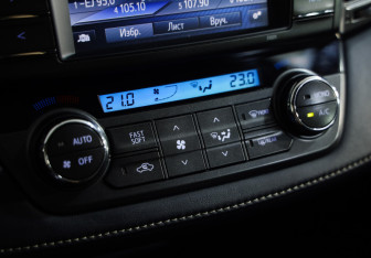 Подержанный автомобиль Toyota RAV4 2015 года (14 фото)