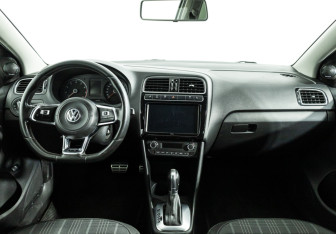 Подержанный автомобиль Volkswagen Polo Sedan 2016 года (13 фото)
