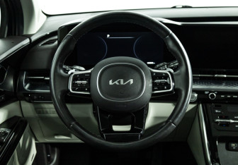 Подержанный автомобиль Kia Carnival 2022 года (26 фото)