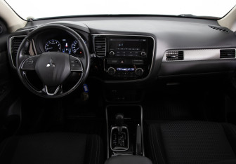 Подержанный автомобиль Mitsubishi Outlander 2017 года (9 фото)
