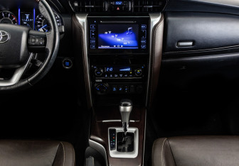 Подержанный автомобиль Toyota Fortuner 2017 года (14 фото)