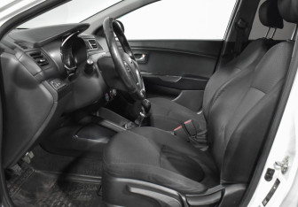 Подержанный автомобиль Kia Rio Hatchback 2016 года (10 фото)