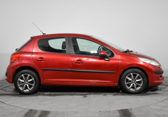 Подержанный автомобиль Peugeot 207 Hatchback 2008 года (4 фото)