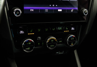 Подержанный автомобиль Skoda Octavia Liftback 2019 года (14 фото)