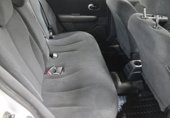 Подержанный автомобиль Nissan Tiida Hatchback 2010 года (13 фото)