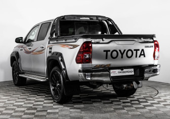 Подержанный автомобиль Toyota Hilux 2022 года (7 фото)