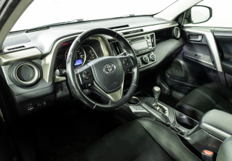 Подержанный автомобиль Toyota RAV4 2015 года (11 фото)