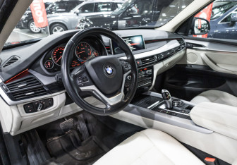 Подержанный автомобиль BMW X5 2015 года (15 фото)