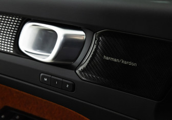 Подержанный автомобиль Volvo XC40 2018 года (17 фото)