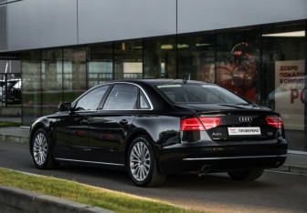 Подержанный автомобиль Audi A8 2011 года (8 фото)