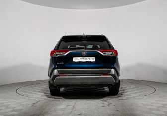 Подержанный автомобиль Toyota RAV4 2019 года (6 фото)