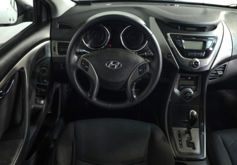 Подержанный автомобиль Hyundai Elantra Sedan 2013 года (10 фото)