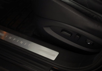 Подержанный автомобиль Infiniti QX70 2016 года (23 фото)