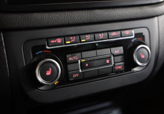 Подержанный автомобиль Volkswagen Tiguan 2015 года (14 фото)