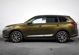 Подержанный автомобиль Mitsubishi Outlander 2019 года (8 фото)