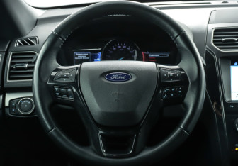 Подержанный автомобиль Ford Explorer 2018 года (19 фото)