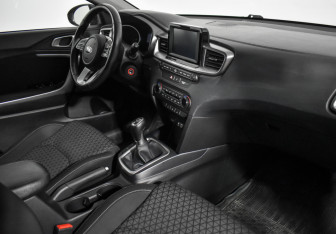 Подержанный автомобиль Kia Ceed Hatchback 2018 года (13 фото)